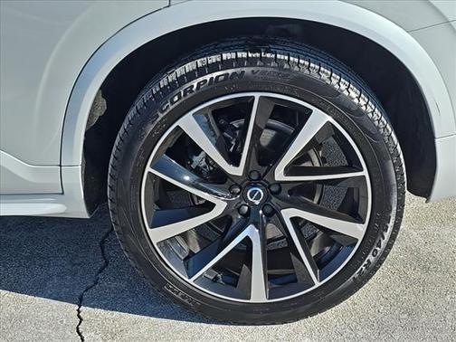 2022 Volvo XC90 T6 Momentum