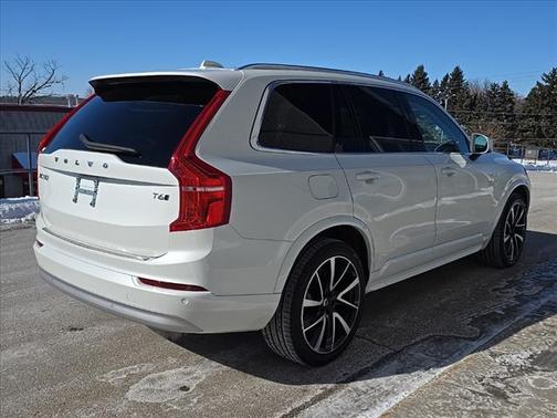 2022 Volvo XC90 T6 Momentum