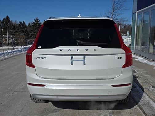 2022 Volvo XC90 T6 Momentum