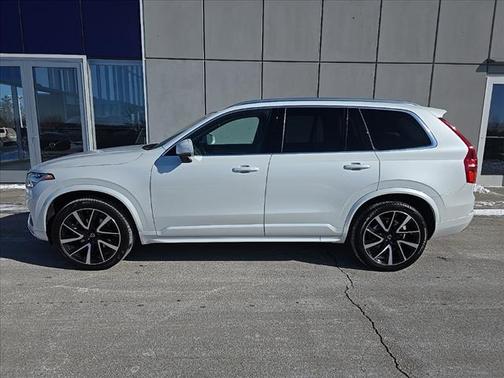 2022 Volvo XC90 T6 Momentum