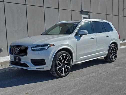 2022 Volvo XC90 T6 Momentum