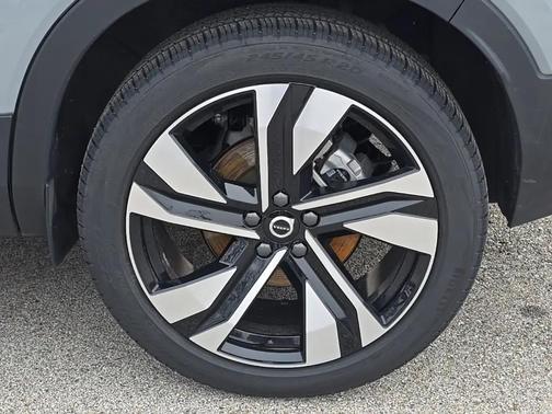 Vapour Grey Metallic 2025 Volvo XC40 B5 Plus Bright Theme