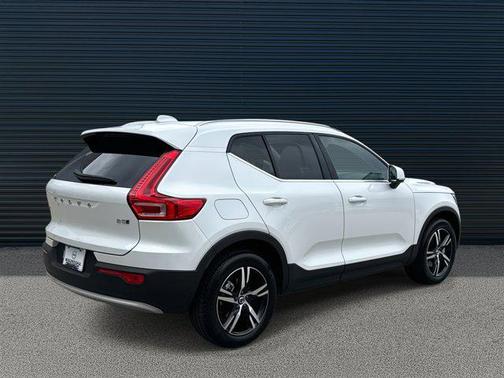 2025 Volvo XC40 B5 Core Bright Theme