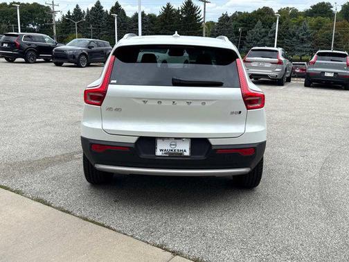2025 Volvo XC40 B5 Core Bright Theme