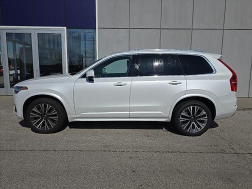 2022 Volvo XC90 T6 Momentum