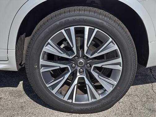 2022 Volvo XC90 T6 Momentum