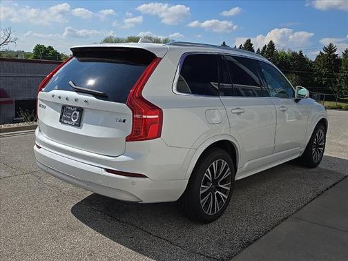 2022 Volvo XC90 T6 Momentum