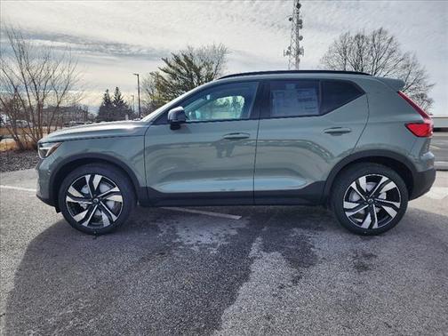 2025 Volvo XC40 B5 Plus Dark Theme
