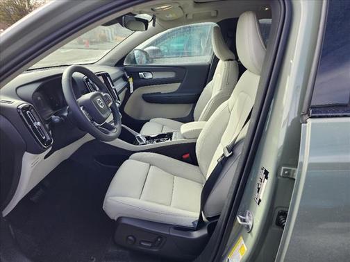 2025 Volvo XC40 B5 Plus Dark Theme