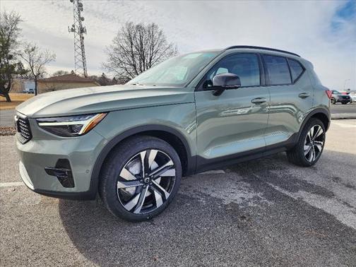 2025 Volvo XC40 B5 Plus Dark Theme