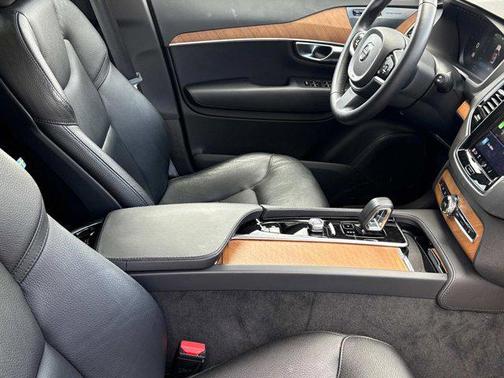 2023 Volvo XC90 B5 Plus