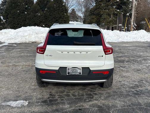 2025 Volvo XC40 B5 Core Bright Theme