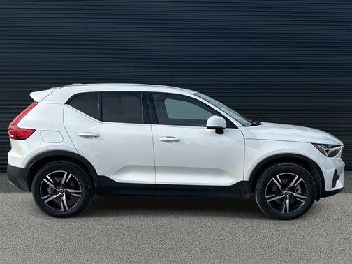 2025 Volvo XC40 B5 Core Bright Theme