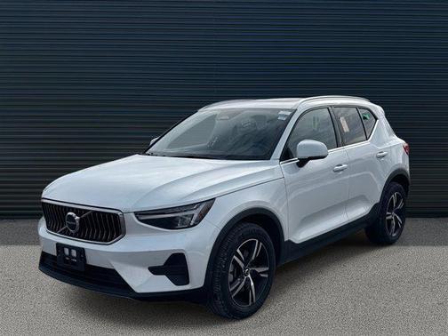 2025 Volvo XC40 B5 Core Bright Theme