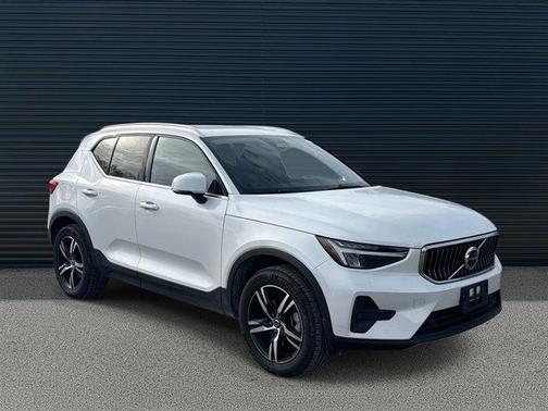 2025 Volvo XC40 B5 Core Bright Theme