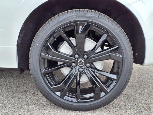 Crystal White Metallic 2026 Volvo XC60 B5 Ultra Black Edition