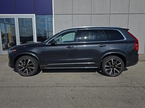 2022 Volvo XC90 T6 Momentum