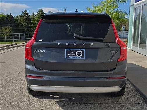 2022 Volvo XC90 T6 Momentum