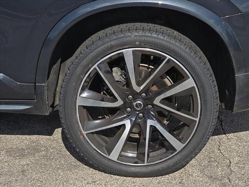2022 Volvo XC90 T6 Momentum