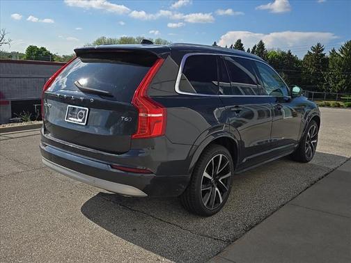 2022 Volvo XC90 T6 Momentum
