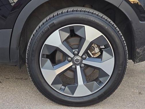 2025 Volvo XC40 B5 Plus Dark Theme