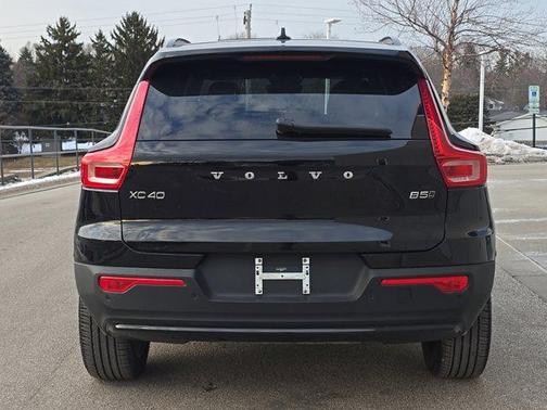 2025 Volvo XC40 B5 Plus Dark Theme