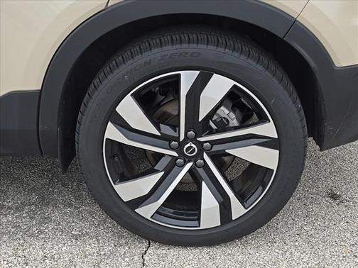 2025 Volvo XC40 B5 Plus Bright Theme