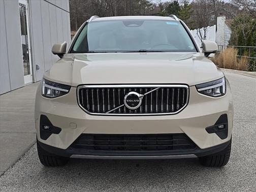 2025 Volvo XC40 B5 Plus Bright Theme