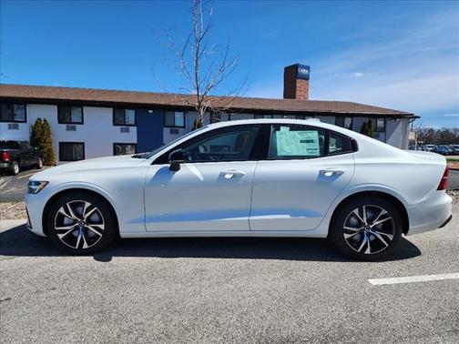 2024 Volvo S60 B5 Core Dark Theme
