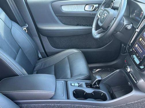 2025 Volvo XC40 B5 Core Bright Theme