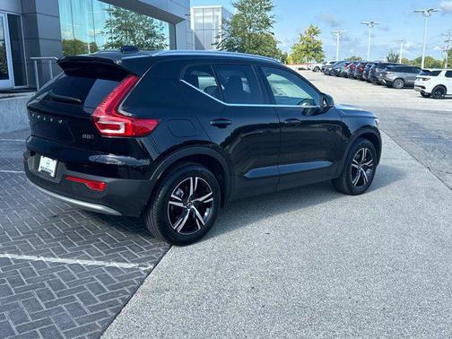 2025 Volvo XC40 B5 Core Bright Theme