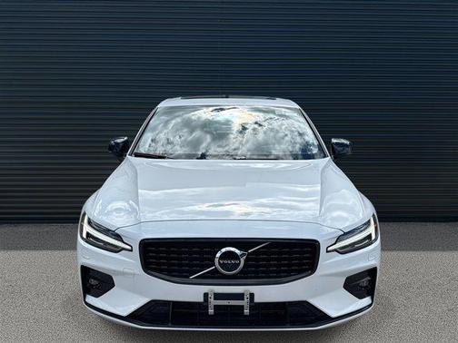 2022 Volvo S60 T5 Momentum