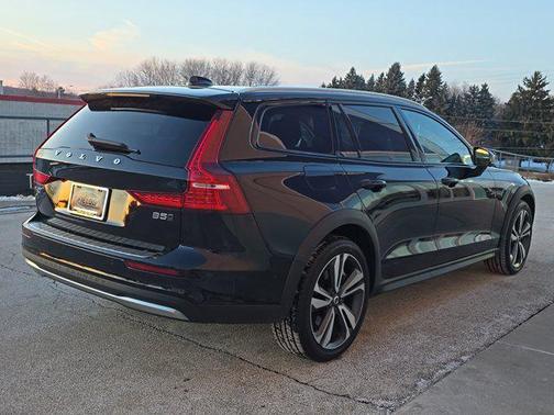 2024 Volvo V60 Cross Country B5 Plus