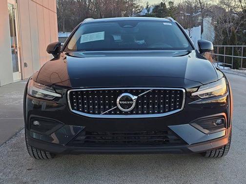 2024 Volvo V60 Cross Country B5 Plus