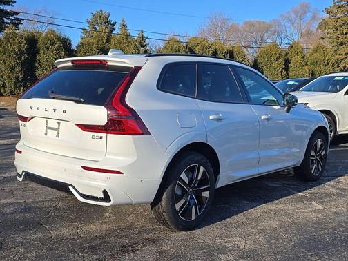 Crystal White Metallic 2026 Volvo XC60 B5 Plus