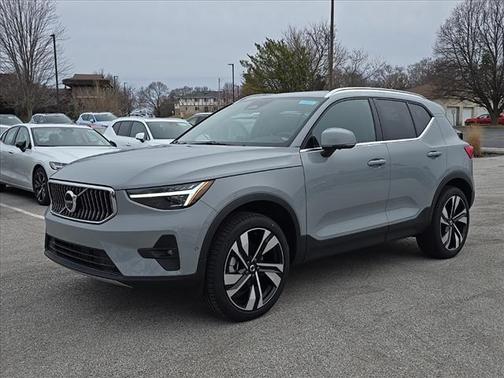 2025 Volvo XC40 B5 Plus Bright Theme