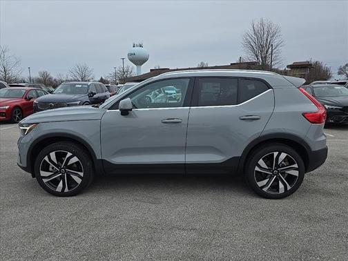 2025 Volvo XC40 B5 Plus Bright Theme