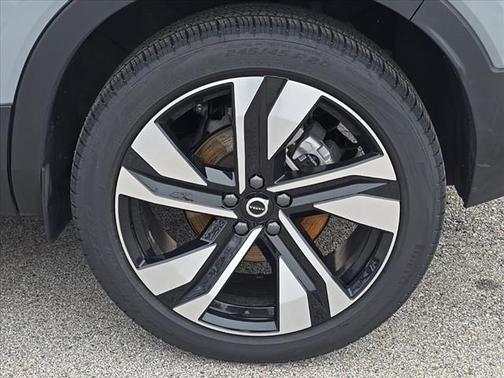 2025 Volvo XC40 B5 Plus Bright Theme