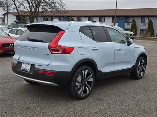 2025 Volvo XC40 B5 Plus Bright Theme