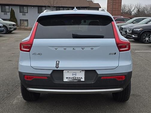 2025 Volvo XC40 B5 Plus Bright Theme