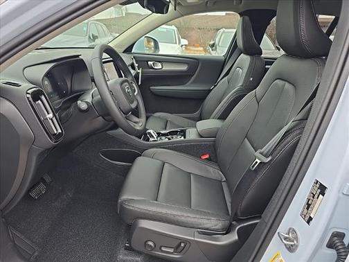 2025 Volvo XC40 B5 Plus Bright Theme