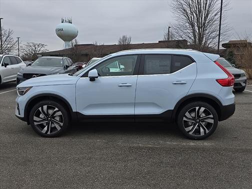 2025 Volvo XC40 B5 Plus Bright Theme