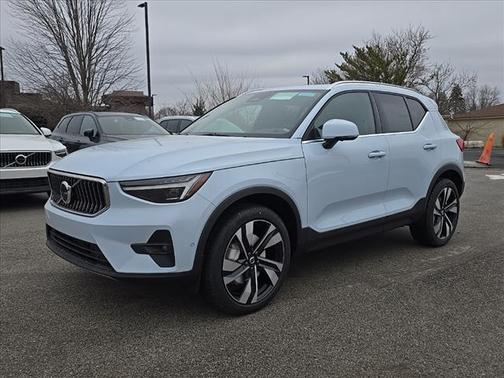 2025 Volvo XC40 B5 Plus Bright Theme
