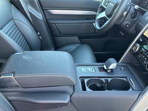 2025 Land Rover Discovery P300 Dynamic SE