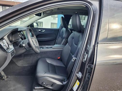 Platinum Grey Metallic 2025 Volvo XC60 B5 Core