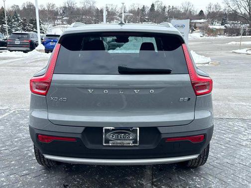 2025 Volvo XC40 B5 Core Bright Theme