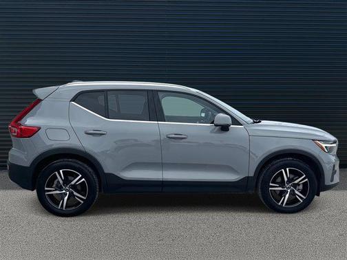 2025 Volvo XC40 B5 Core Bright Theme
