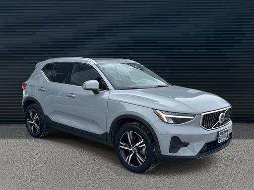 2025 Volvo XC40 B5 Core Bright Theme