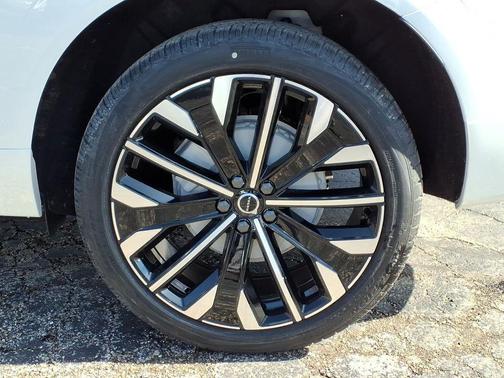 Crystal White Metallic 2026 Volvo XC60 B5 Ultra