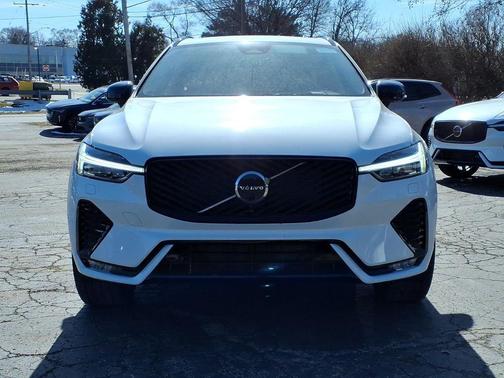 Crystal White Metallic 2026 Volvo XC60 B5 Ultra